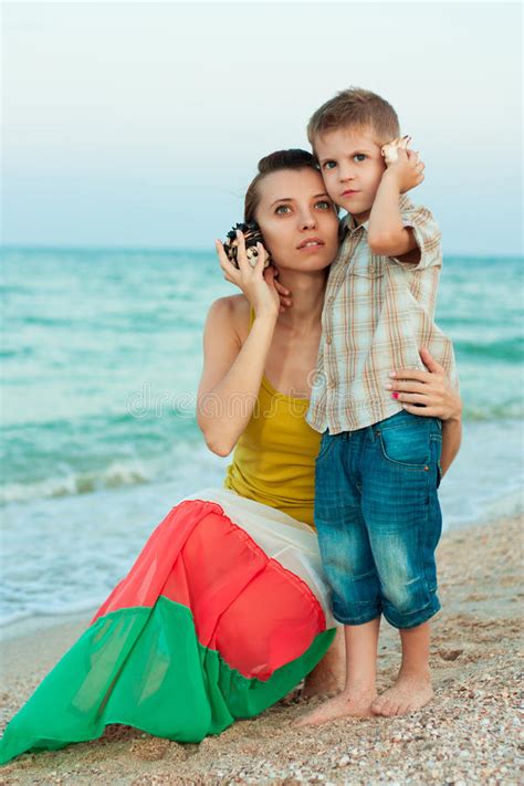 Giovane Madre Con Suo Figlio Sulla Spiaggia Con Le Coperture Immagine Stock Immagine Di