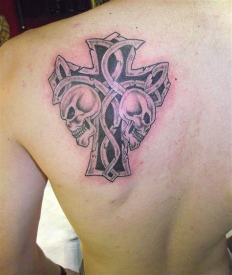 Gambar tato bunga mawar di punggung gambartanaman xyz bisa dibilang orang yang membuat tattoo ini adalah sosok yang religius bagaimana tidak di saat semua orang membuat tattoo tentang. Koleksi Tato: Tato Salib Di Punggung