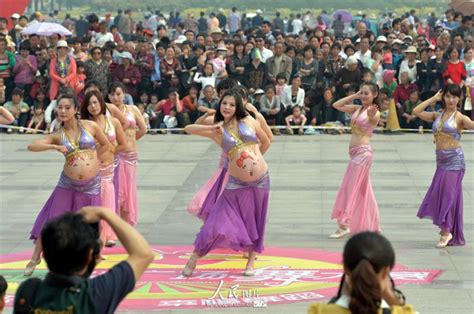 pregnant women belly dance in street performance[2] cn