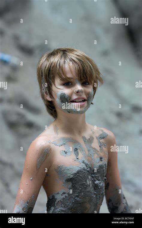 Kleiner Junge Bedeckt Mit Schlamm Stockfotografie Alamy