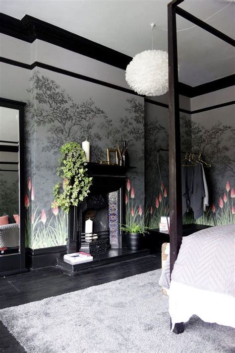 A pad on which a person can recline and sleep, usually having an inner section of coiled springs covered with foam or other cushioning material then enclosed with cloth fabric. 〚Magic English Schlafzimmer mit kühnen Blumentapeten ...