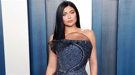 Kylie Jenner Shows Off Curves And Straightened Honey Blonde Hair — Pic