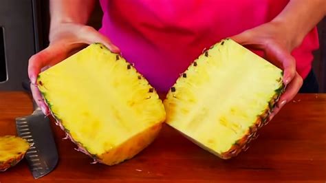 1 Minute Pineapple Cutting Hack