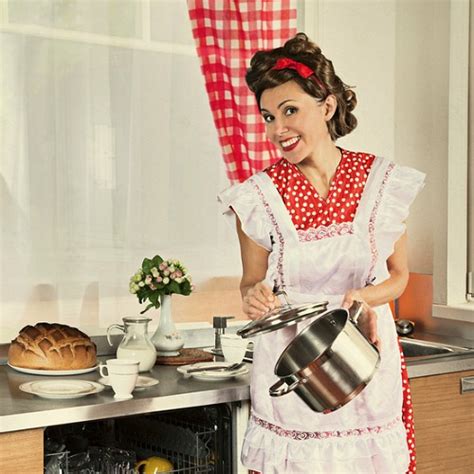 should you be like an old fashioned 1950s housewife