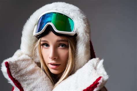 Premium Photo Winter Sport And Sport Woman Concept Young Woman In Ski Goggles