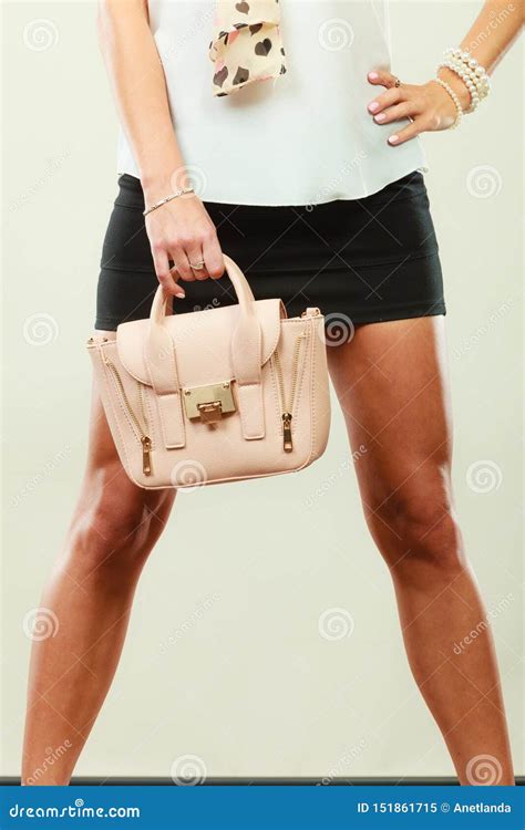 fashionable girl holding bag handbag fotografering för bildbyråer bild av innegrej rosa