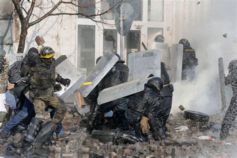 Kiev Protesters Set Square Ablaze To Thwart Police The New York Times