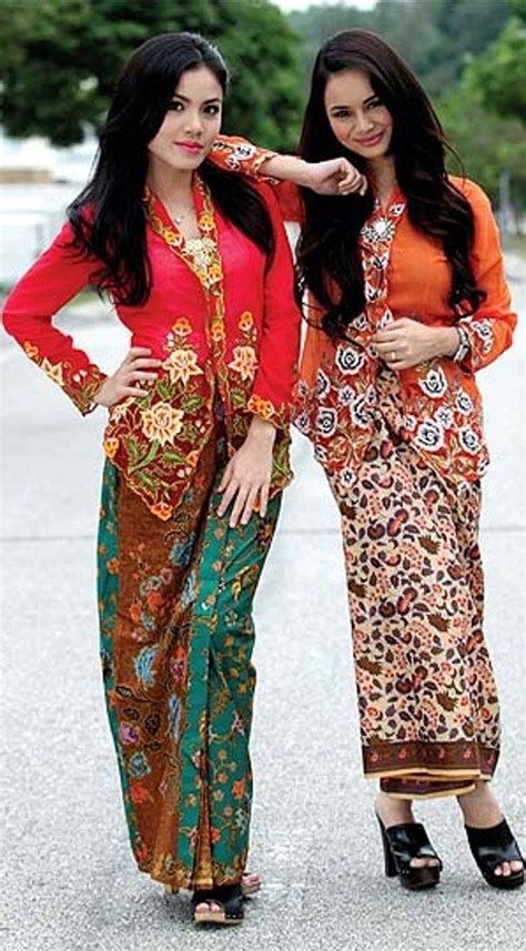 Fatmawati (tidak full bunga) sangat cocok untuk model kebaya susun bunga trend mode saat ini! Kebaya Nyonya | Batik dress, Traditional outfits ...