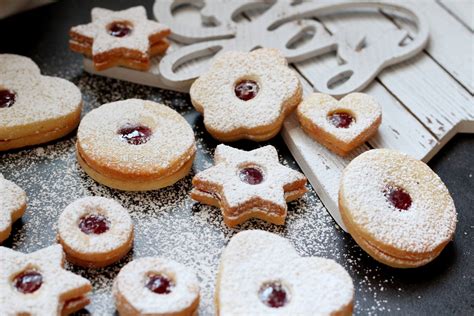 Sprinkle the cookies holed cookies (i.e. Czech Walnut Wreath Cookies : Christmas Cookies Bars From Around The World / Prague my love ...