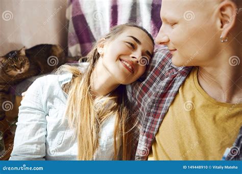 Nahaufnahmeporträt Von Den Jungen Zarten Verliebten Paaren Die Auf Dem Boden Mädchen Liegt Auf