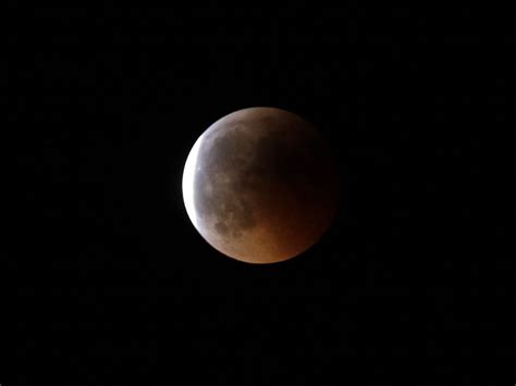 Salah satu sajian alam yang juga termasuk langka ini adalah gerhana bulan. Foto Gerhana Bulan Total Juni 2011
