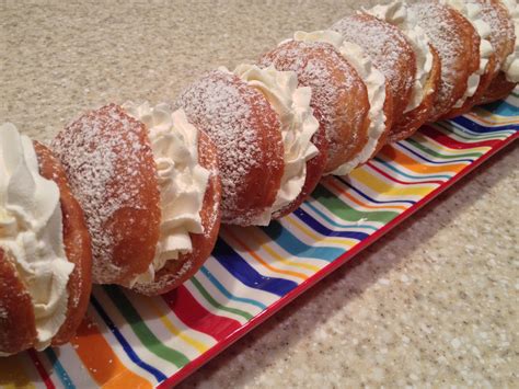 Whipped Cream Filled Doughnuts Delicious Delicious Yummy Treats