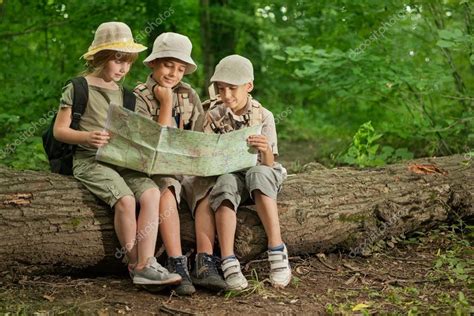 Summer Campsscout Children Camping And Read Map In Forest — Stock