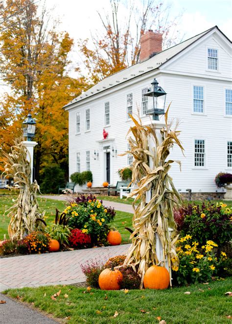 Fall Decorating Ideas To Boost Curb Appeal Town And Country Living