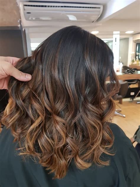 Cabelo Morena Iluminada Tendência e Dicas de Luzes e Mechas