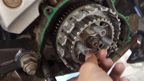 Saya punya motor jupiter mx.kalau mau ganti pisto dan ring piston apa harus ganti blok nya om ace salam kenal om mo tanya nih 1.motorku mx2006,g ada tenaganya,kluar asap putih jg, oli mesin sering berkurang ,mnurut motor ane new jupiter mx. Mesin Jupiter Mx Kasar Dan Loyo Asap Putih : Modifikasi ...