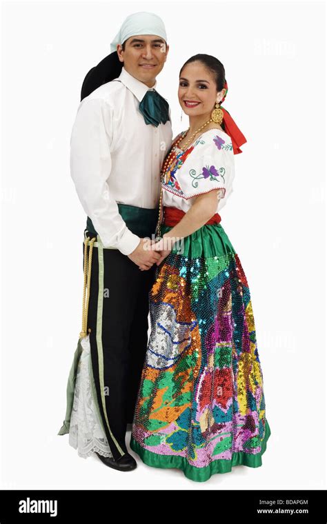 retrato de una joven pareja en traje típico mexicano fotografía de stock alamy