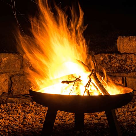 Lagerfeuer es geht nichts über ein echtes feuer im garten, das steht für viele menschen fest. Feuerschale Im Garten Erlaubt : Nachbarrecht Feuerstelle ...