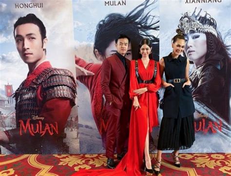 Ketika kaisar tiongkok mengeluarkan dekrit bahwa satu pria dari setiap keluarga wajib bergabung dalam tentara kekaisaran untuk mempertahankan negara dari serangan bangsa hun, hua mulan, putri tertua dari seorang pejuang. Mulan Versi Indonesia Akan Dirilis 4 Desember 2020