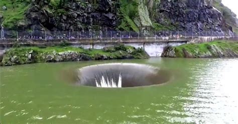 Mann Fliegt Drohne In Ein Loch Im See Und Erstellt Atemberaubendes