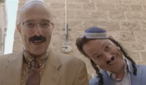 אבל כשהשניים האלה נפגשו אמש מאחורי הקלעים בהופעה של חבר יצירתי? גיל ססובר ורובי דואניאס חוזרים ל"חם ויפת" מה"קומדי סטור ...