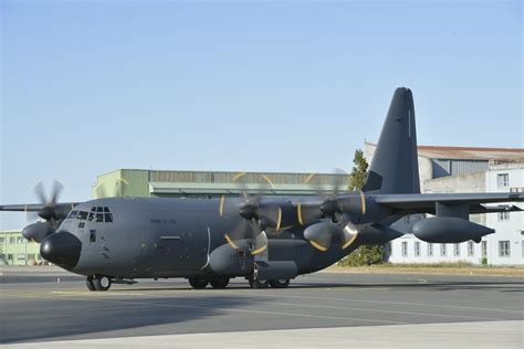 Larmée De Lair Française Reçoit Son Premier Ravitailleur Lockheed Kc