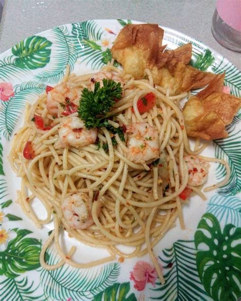 Spaghetti aglio e olio is easy to make with 4 basic ingredients (pasta, garlic, olive oil and chili flakes) in just 20 minutes! Resepi Olio Aglio Simple - Resepi Bergambar