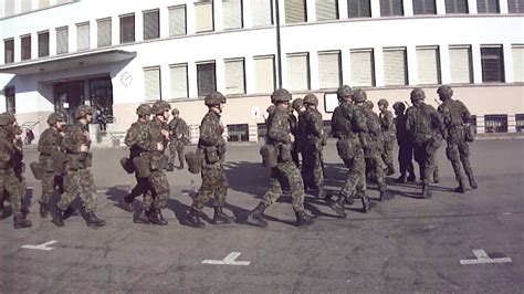 Schweizer Soldaten Marschieren In Kaserne Payerne YouTube