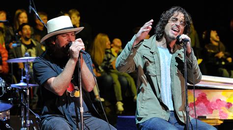 Watch Eddie Vedder S Heartbreaking Tribute To His Friend Chris Cornell Onstage In Italy Louder