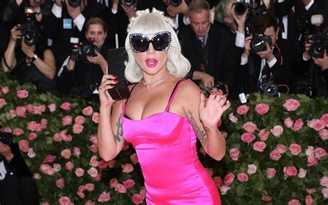 Lady Gaga Announces Shes Single 3 Months After Spotted Kissing Dan Horton