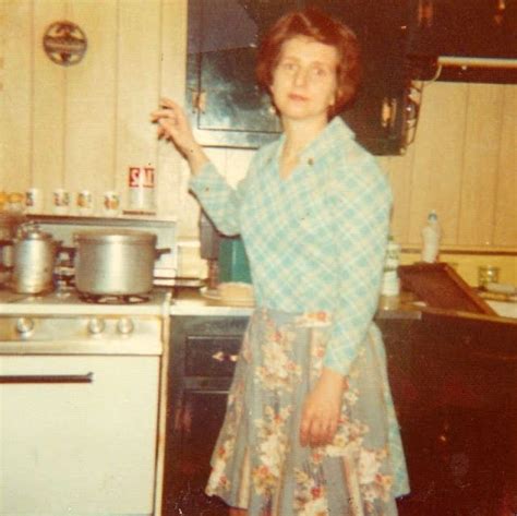 25 Intimate Photos Of Mom Working In The Kitchens In The 1970s