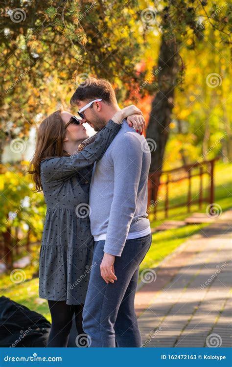 Une Jeune Femme Affectueuse Embrassant Son Mari Image Stock Image Du Associé Détente 162472163