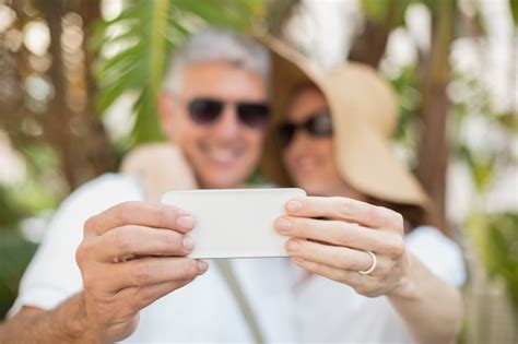 Premium Photo Holidaying Couple Taking A Selfie