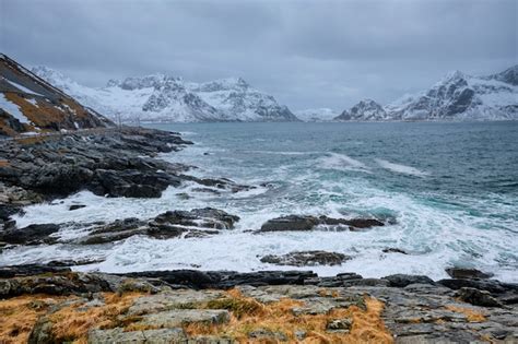 Olas Del Mar De Noruega En La Costa Rocosa De Las Islas Lofoten