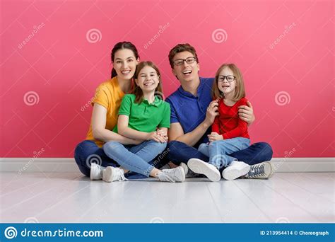 Feliz Familia Amorosa Sobre Fondo De Color Brillante Foto De Archivo