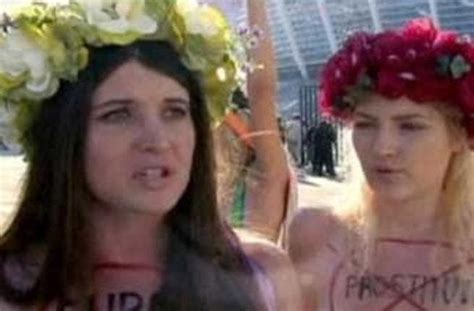 اوكرانيات عاريات الصدر يتظاهرن في اللوفر تضامنا مع قضية اغتصاب امرأة تونسية البوابة
