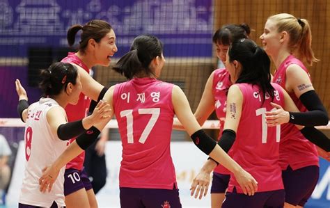 8일 온라인 커뮤니티 '여자배구 갤러리'에는 여자배구 선수 a와 b의 실명을 거론한 도넘은 추측성 글이 앞서 전날(7일) 0시께 경기 용인시 기흥구 내 여자배구 선수단 숙소에서 현직 배구선수인 b(25). 여자배구 유니폼 논란 / ì—¬ìž ë°°êµ¬ ìŠ¹ë¦¬ ë'¤ ëª»ë ...