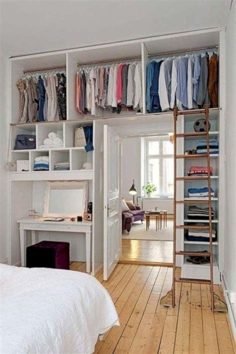 Desain rak buku di atas, memiliki sangat berbeda. 20 Inspirasi Desain Kamar Tidur Kecil, Tetap Nyaman di ...