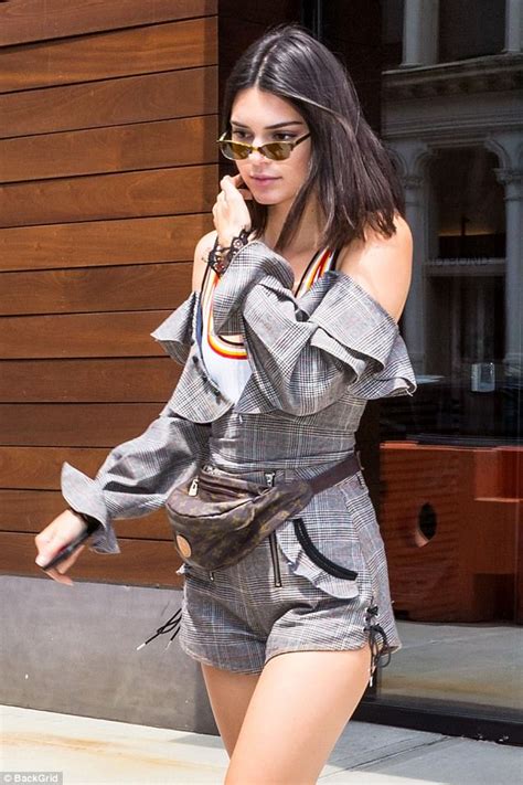 Kendall Jenner Brings Back The Fanny Pack Daily Mail Online