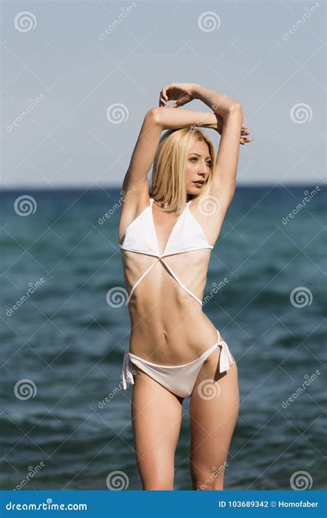 Slank Blond Kvinna Med Den Stora Sexiga Kroppen I Bikini Arkivfoto