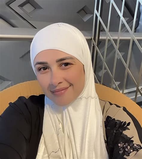 ياسمين عبد العزيز بالحجاب وملابس الإحرام متجهة إلى المملكة العربية السعودية لتأدية مناسك العمرة