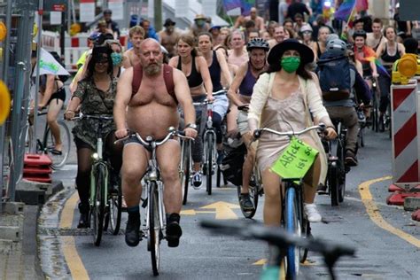 Radfahrer Protestieren Halbnackt F R Mehr Schutz Im Verkehr