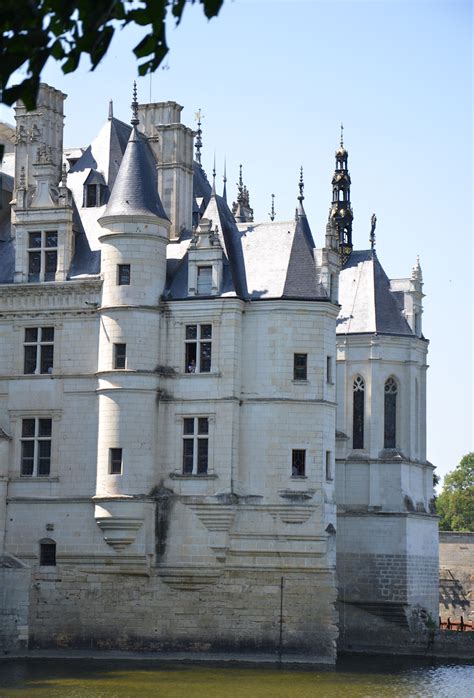 photographie de détail du château de chenonceau vu de la rive gauche du cher