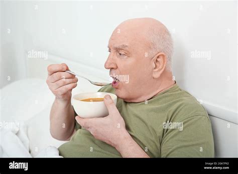 Anciano Comiendo Sopa En La Cama Fotografía De Stock Alamy