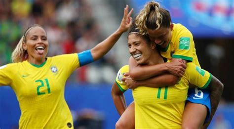 A seleção brasileira feminina de futebol está muito próxima de garantir a classificação para as quartas de finais das olimpíadas de tóquio 2020. Futebol feminino em destaque no Brasil - giroesportes