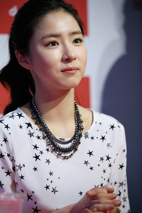 As a child actress, shin se kyung was already known to the koreans. Shin Se Kyung Attentively Faces Each Fan During Fan ...