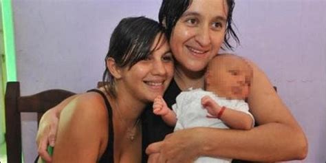 La Iglesia Argentina Permite El Bautizo De La Hija De Dos Lesbianas