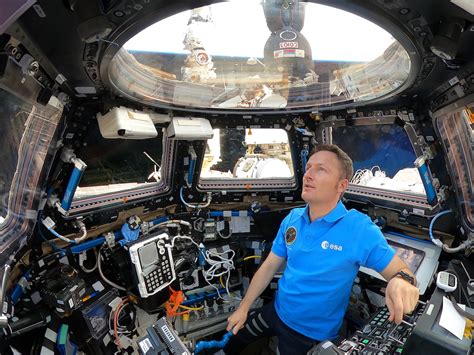 Astronaut Marks 100 Days On Iss With Cool Cupola Pic Digital Trends