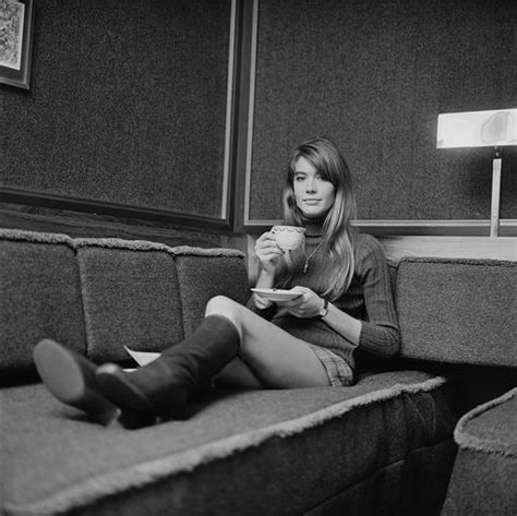 Now she is back with a new album, and a memoir in english. Pin de Francustine em Françoise Hardy em 2020 | Look