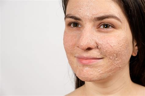 Premium Photo A Young Brunette Woman Makes Cleansing Facial Treatments